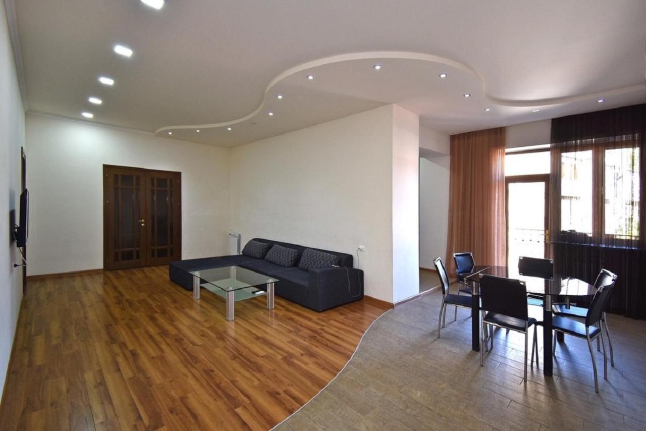 Tumanyan Street 3 Bedroom Deluxe Apartment With Large Balcony Tm662 Erevan Esterno foto